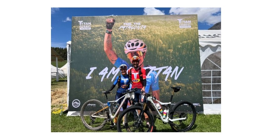 Luis Ángel Maté y Pili Fernández brillan en la Titan Forest Patagonia con maillots Apunt